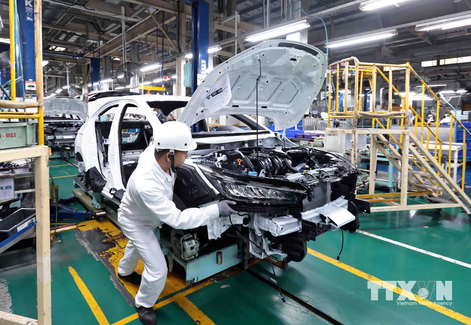 Xưởng lắp ráp xe ô tô du lịch tại nhà máy Honda Phúc Yên, Vĩnh Phúc. (Ảnh: Trần Việt/TTXVN)
